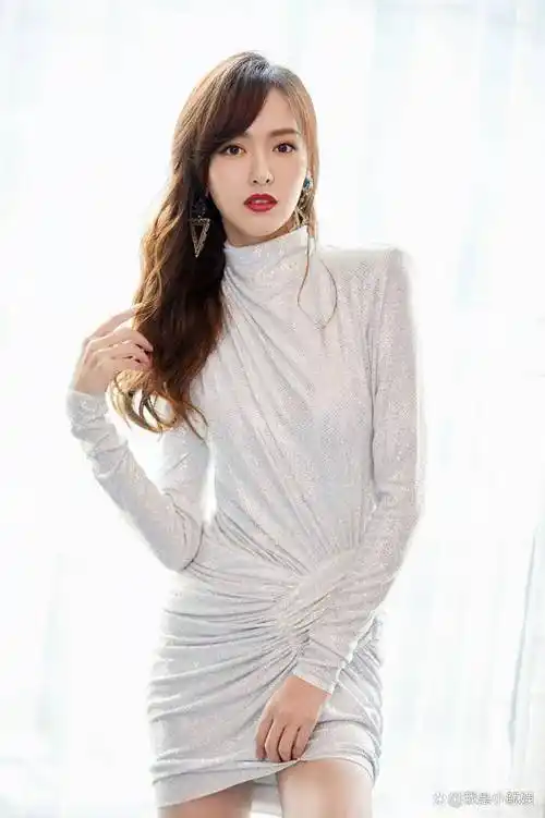原创唐嫣近照曝光皮肤白皙抿嘴微笑气质超好