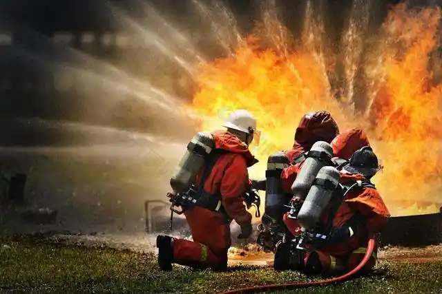 我们从小就被教育,在遇到火灾之后,要立即打119火警电话,消防员们会在