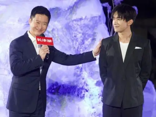 易烊千玺最新身高公布,跟175的吴京同框后,对比之下太意外!