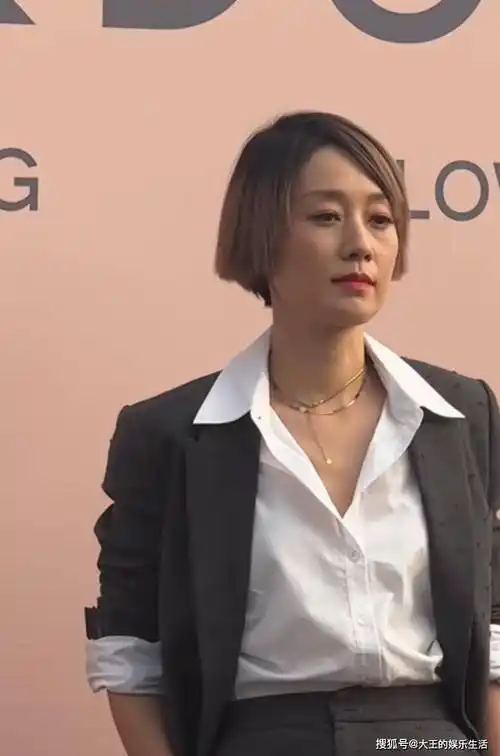 目的是为了体现女性职场干练的精神面貌.