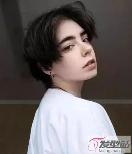 适合女生的中性短发 中分造型更利落修颜_发型站_最新流行发型设计