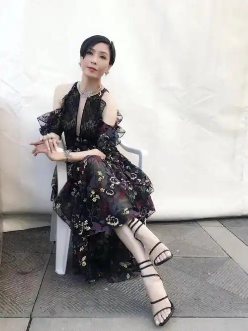 沙宣短发(50岁的女人适合留什么发型) - 月牙知识库