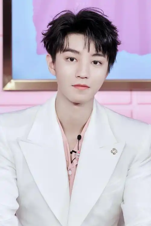 王俊凯[超话]#粉色系小猫92