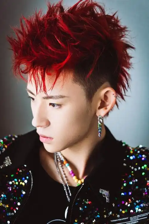 超话#小鬼代言ba饰物局#歌手@小鬼-王琳凯今日出发图抵达～红发摩登