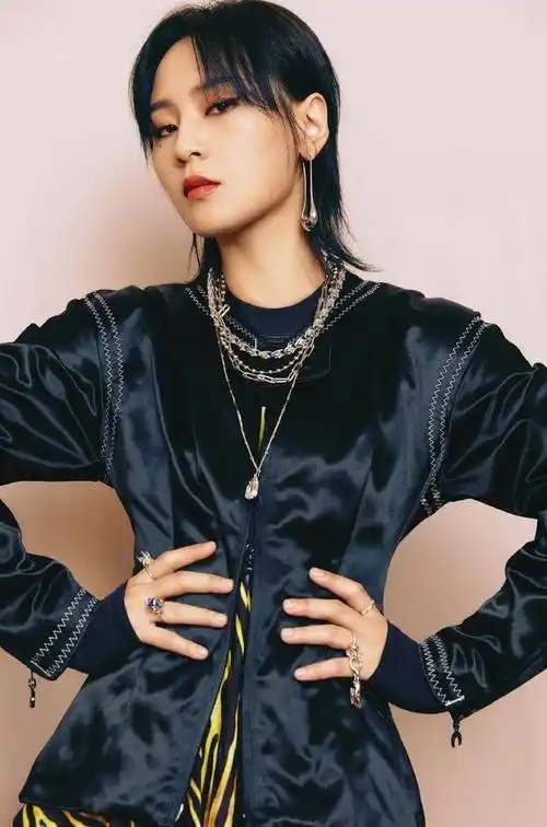 周笔畅真有个性,条纹连衣裙搭廓形外套,尽显女人风味