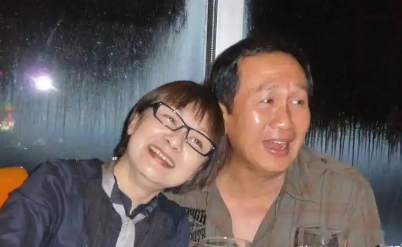 71岁郭峰走出爱妻离世阴霾近况曝光现身大马食榴梿笑容灿烂_网友_太太