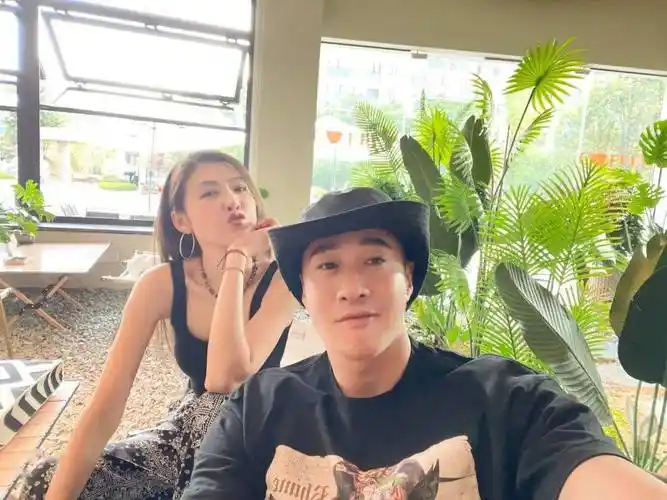 当时,林姵希很想打电话向何润东抱怨.