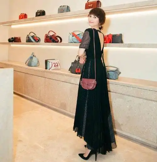 并且加上波点元素更加复古和俏皮,搭配上黑色尖头高跟鞋很和谐统一