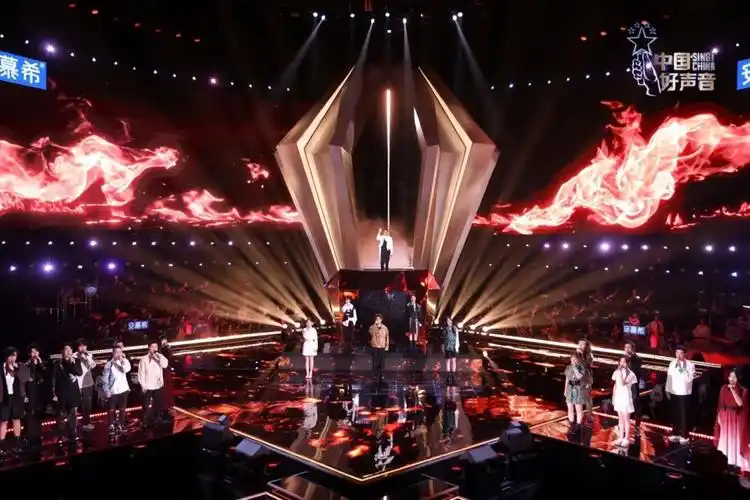 **舞台表演是"好声音见证人"刘德华带领24强学员齐唱《**人》!