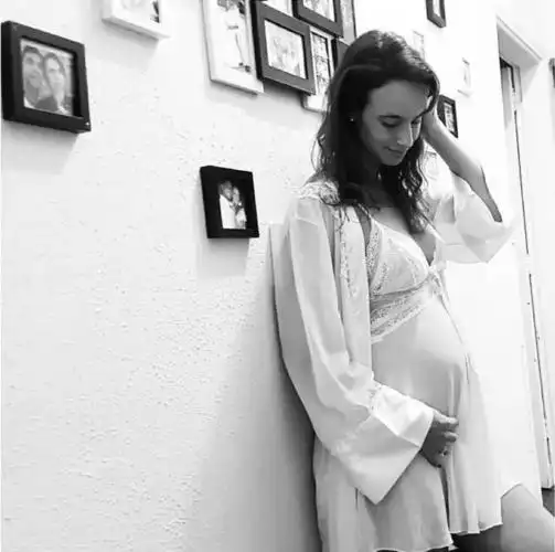 怀孕8个月裸肚在雪地跑步……孕期到底该如何运动?