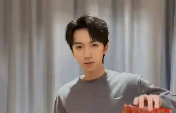 原创贺峻霖第二波大动作来了粉丝把露额头发型焊在头上