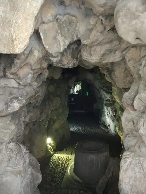 这里没有一个人来(至少我来的时间),我不敢进去只在洞口拍了这张照片.