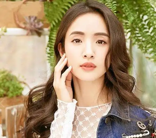 林依晨中分外卷长发发型