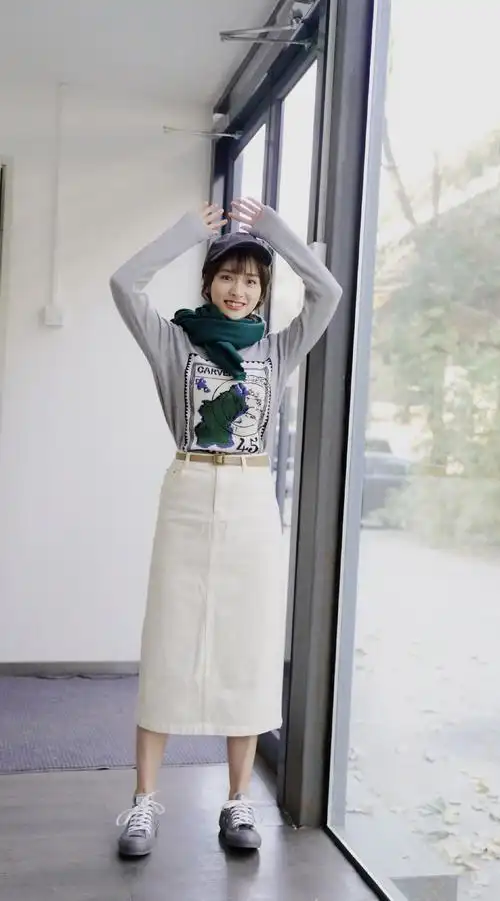 原创沈月分享宅家日常照,穿家居服头发凌乱,网友:素颜比精妆还美