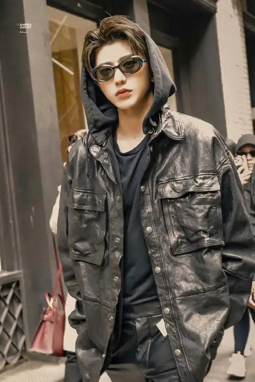 蔡徐坤皮衣探店内场图##蔡徐坤皮衣墨镜气场好强