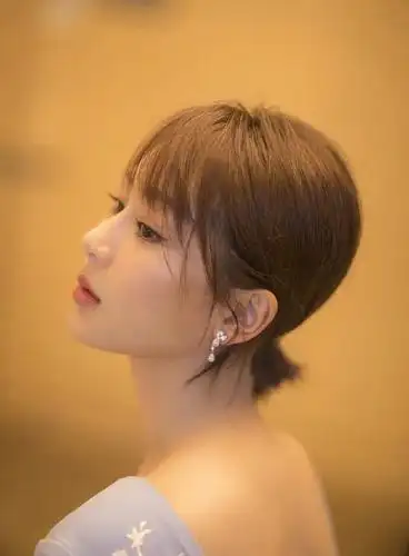 杨紫造型终于换对了,一款摩卡波波头个性时髦,看了也想剪短发