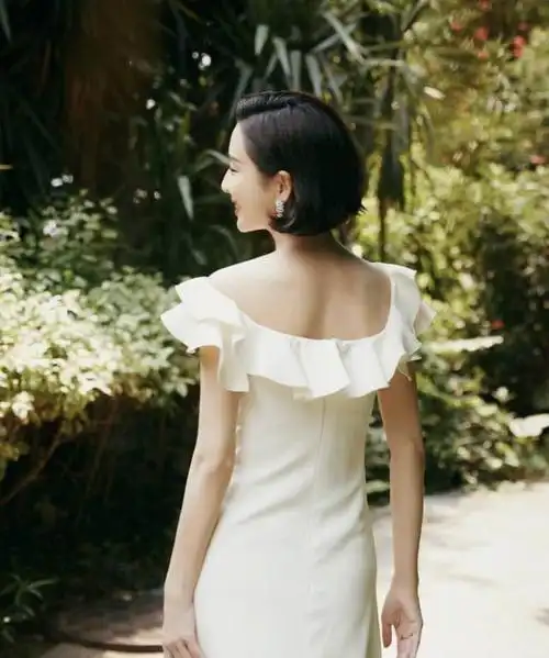 佟丽娅在个人的社交账号上面晒出了一张背影照,从照片中来看,她的背影