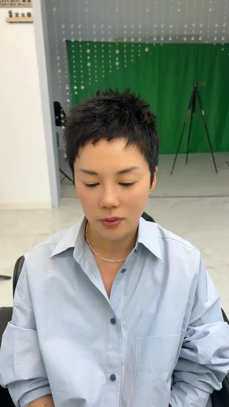 短发色计.头发头顶偏塌设计一款摩根逢松短而有型,夏天适合 - 抖音