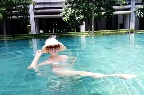 阔太胡静自曝度假美照 与儿子嬉戏晒幸福