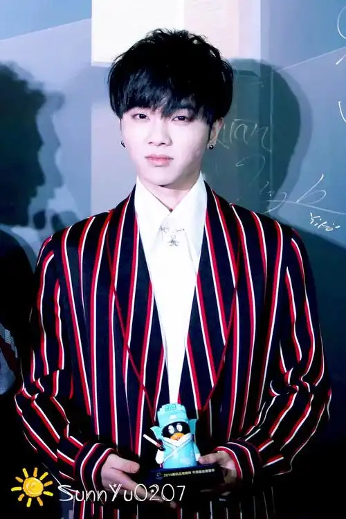 2015华晨宇2014腾讯应用宝年度盛典_高清图片大全-爱豆app