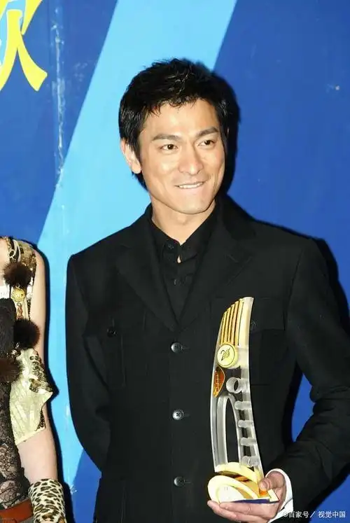 刘德华:香港电影"四小龙"中的一哥,不惧车祸继续事业和慈善