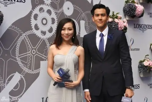 彭于晏帅气与马合影_高清图集_新浪网