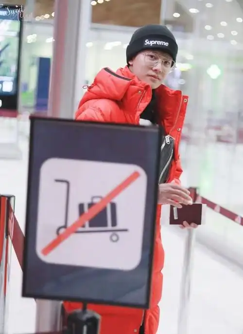 240105 任嘉伦机场造型获赞,粉丝热议青春潮流风!