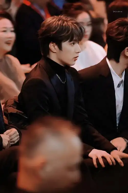 刘耀文黑西服##微博之夜