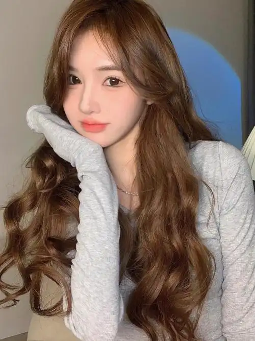 中长发非常温柔的卷发来点冷色的调调更佳