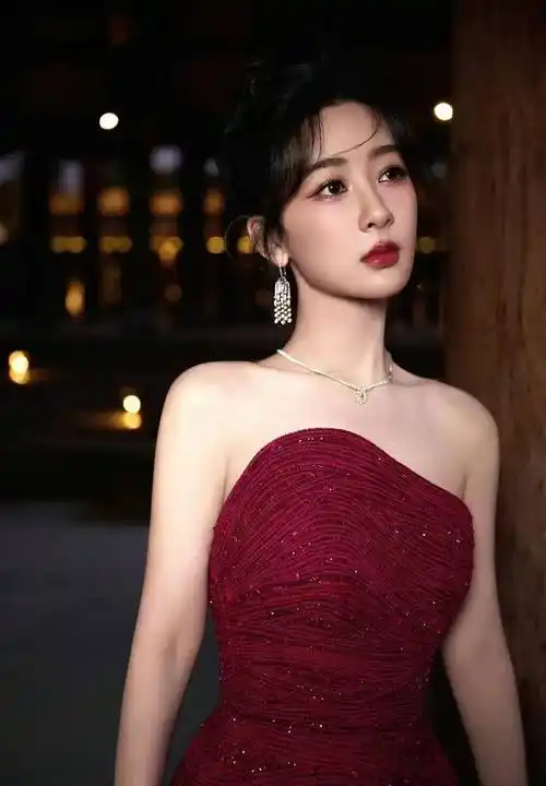 杨紫惊艳亮相!酒红色抹胸礼服,展现优雅女神气质!_观众_设计_造型