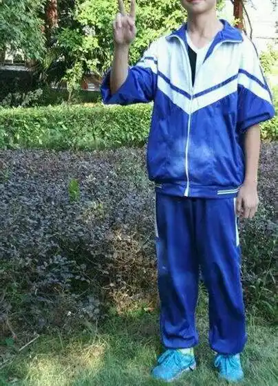 时下流行的也和以往的运动风有所不同,这季更强调1990年代的复古运动