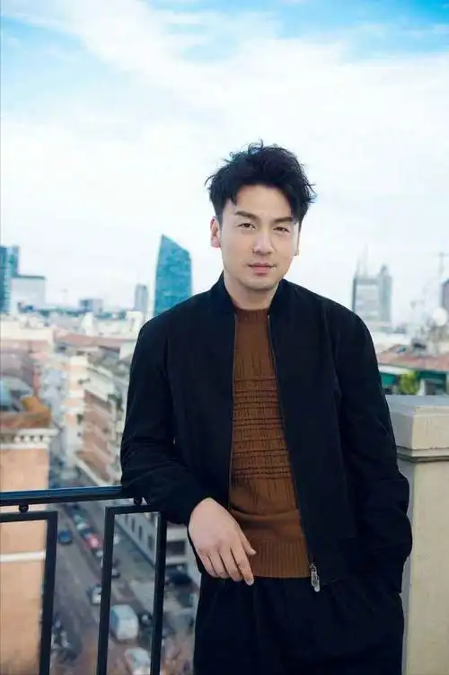 回顾雷佳音:因初恋女友15岁辍学,与大学同学结婚,育有一女太幸福