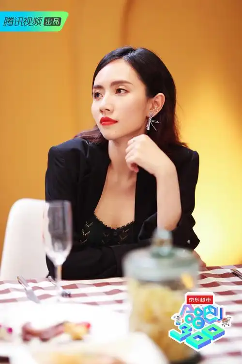 《合唱吧300》并现场演唱了个人首支粤语单曲《不了了知》,刘惜君空灵