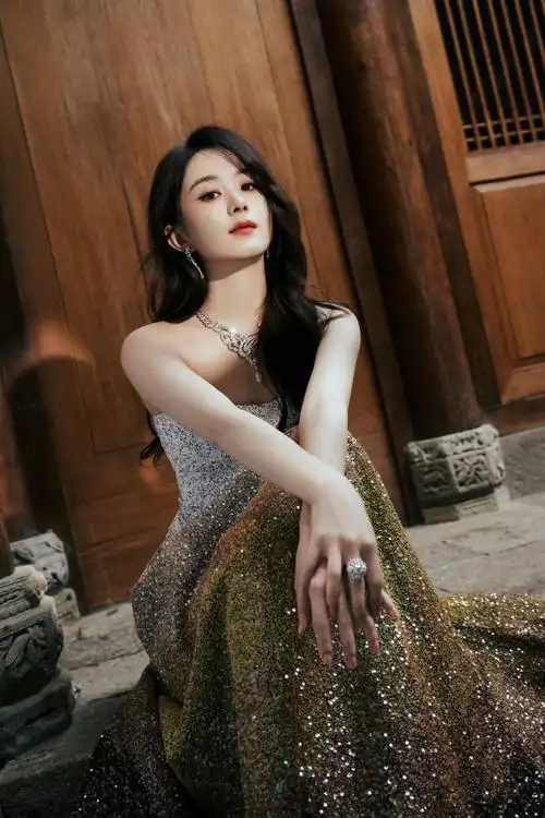 36岁赵丽颖最新活动照,穿高定裙美成女王,不菲首饰超抢镜