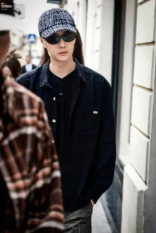 巴黎时装周 机场 & 街拍|王一博这两套私服真的时髦到飞起99好酷