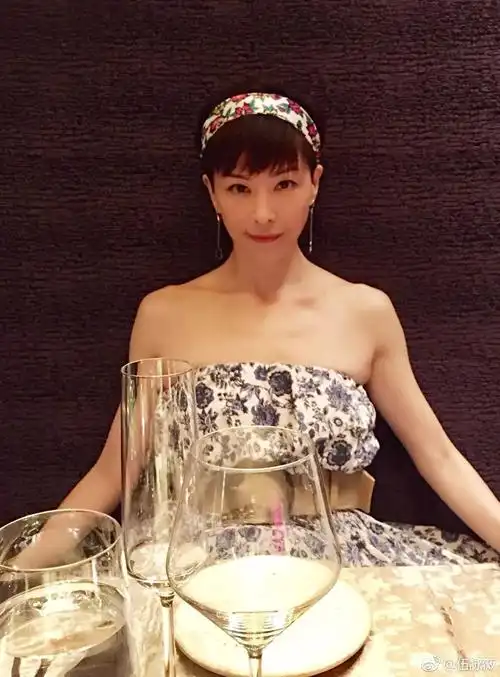 嫁富豪13天变寡妇,如今50岁伍咏薇晒性感比基尼,相貌童颜身材惹火!