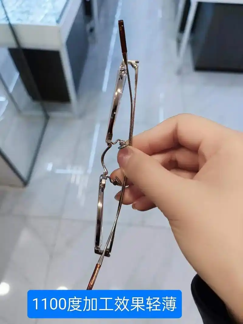 1100度的眼镜能有多薄?朋友妈妈高度近视1100度,选择 - 抖音
