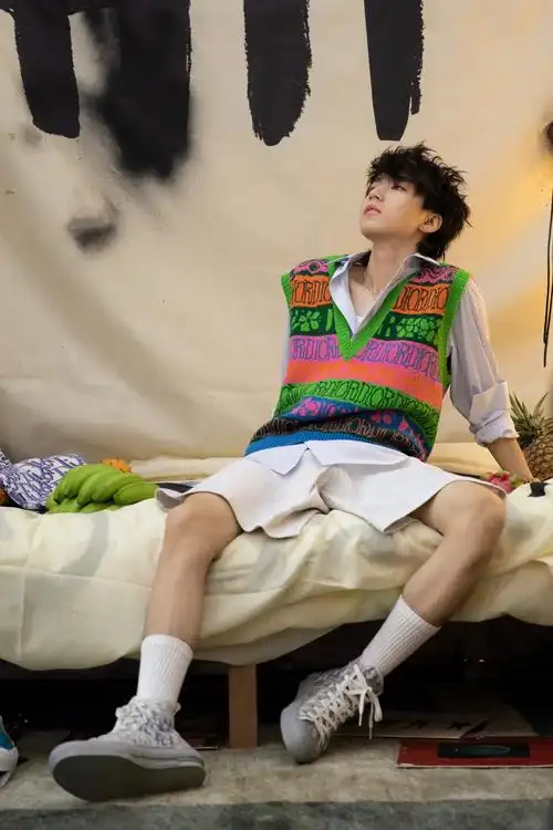 王俊凯登封解锁狼尾新发型