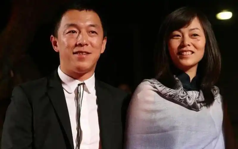 黄渤夫妇和王迅聚餐,妻子小欧罕见露面,注重保养比老公年轻