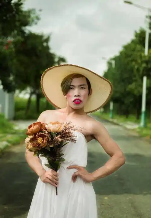 丑小伙在网上男扮女装遭恶评,如今整容后"改头换面"网友认不出_tung