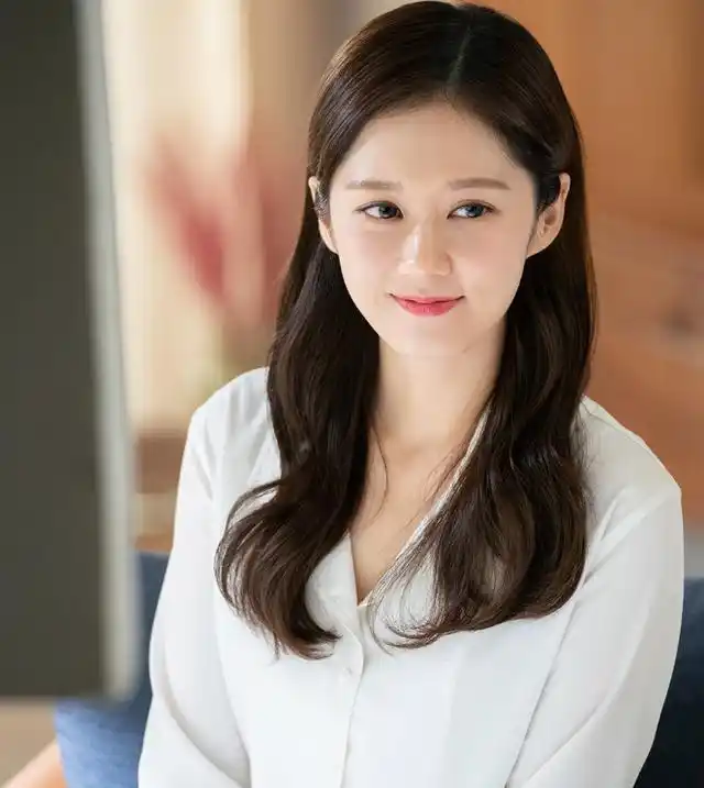 原创38岁张娜拉代言新剧不断,前绯闻男友娇妻陪伴,她至今孤身很享受