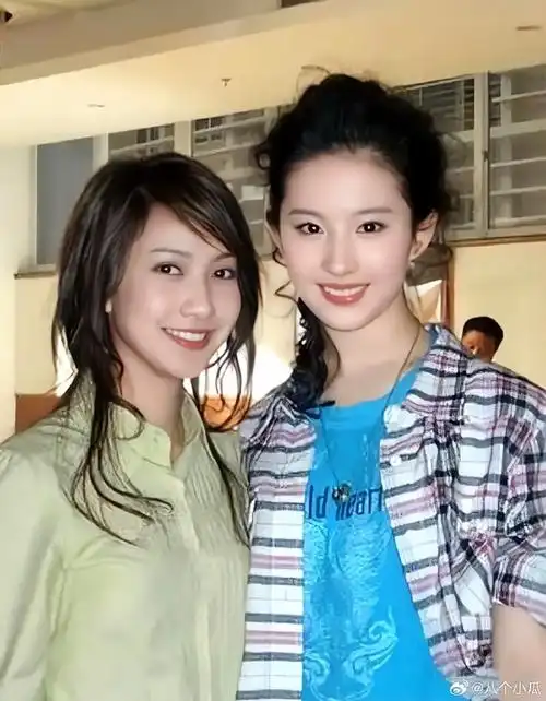 感觉这个合影是刘亦菲唯一输了的一次!