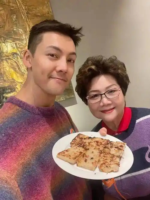 陈伟霆晒和家人吃年夜饭,长得像妈妈 妈妈好美好年轻_爱的_祝福_味道