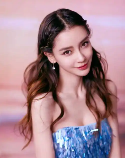 杨颖穿"星空裙"秀白嫩香肩,配波浪卷长发,魅力四射直击心底_活动_礼服