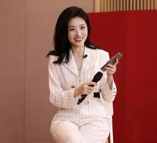 52岁主持人周涛长得美若天仙,身材却似少女,集美貌与才华于一身|央视