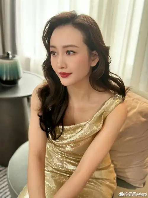 王鸥金色长裙##王鸥金色长裙随拍