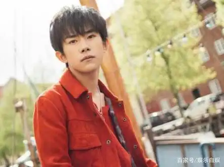 易烊千玺醉酒吻女朋友的照片被黑粉骂哭