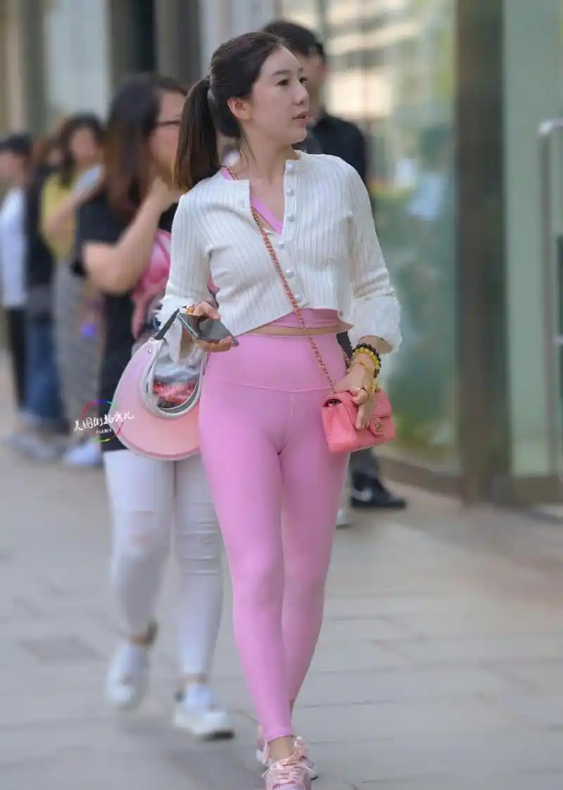 街拍:大姐姐逆生长粉嫩套路,粉色瑜伽裤是诀窍