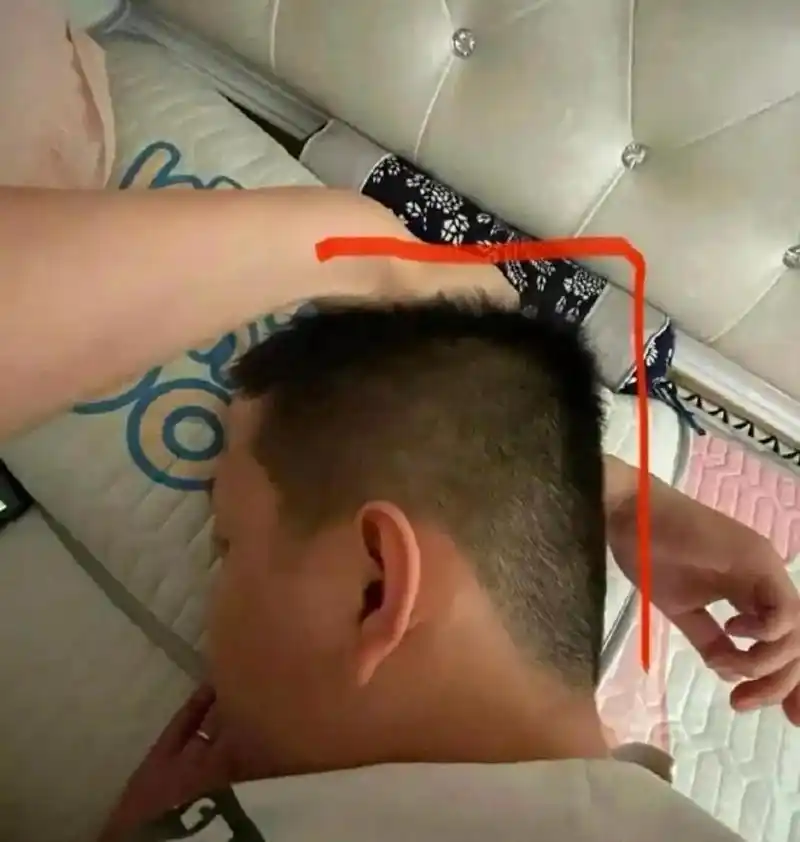 论一个人的后脑勺能有多平多扁.[捂脸]