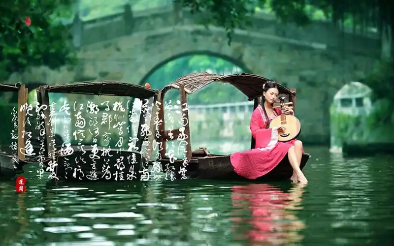 江南烟雨中的水乡女子湖中泛舟唯美桌面壁纸